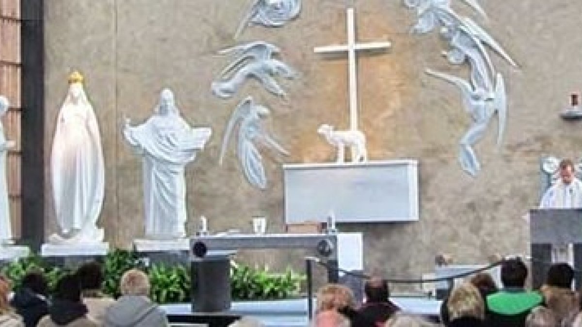 El santuario de Knock en Irlanda, donde sucedió la aparición en el siglo XIX y la curación asombrosa en 1989