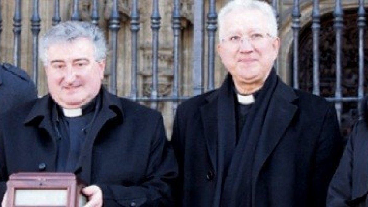 El párroco, Andrés Francisco Peña, con unos compañeros y una legación del pueblo, en la catedral de Oviedo, con las reliquias del obispo del s.V. Asturio Serrano