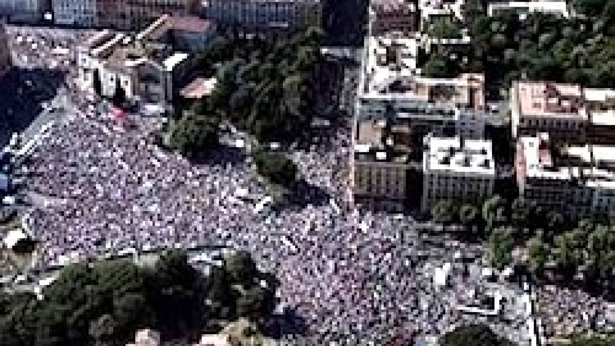 Cientos de miles de personas abarrotaron la plaza junto a la basílica de San Juan de Letrán.