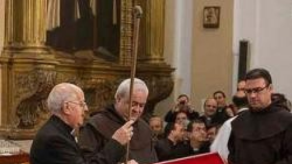 El cardenal Ricardo Blázquez con el bastón de Santa Teresa, que usó en sus numerosos viajes por España