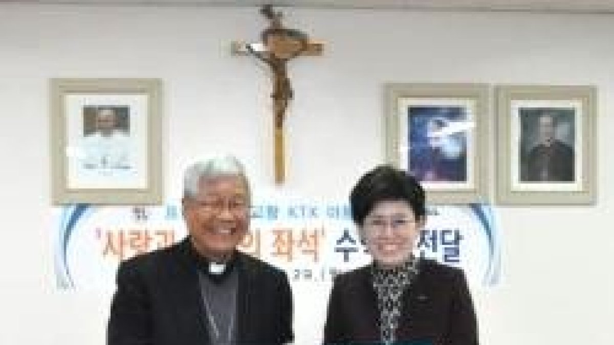 La gente paga por ir en la llamada Silla del Papa y la compañía da parte del dinero a una caridad del obispado de Daejeon