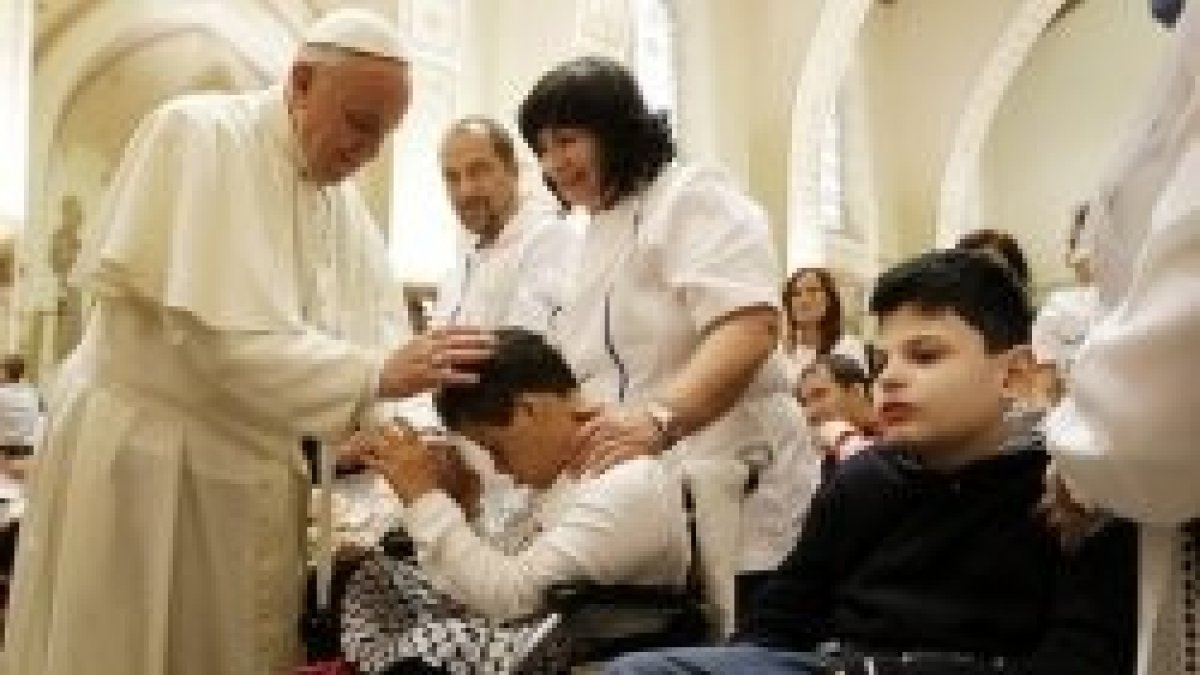 Francisco ha hecho habitual el gesto de imponer las manos para orar por los enfermos