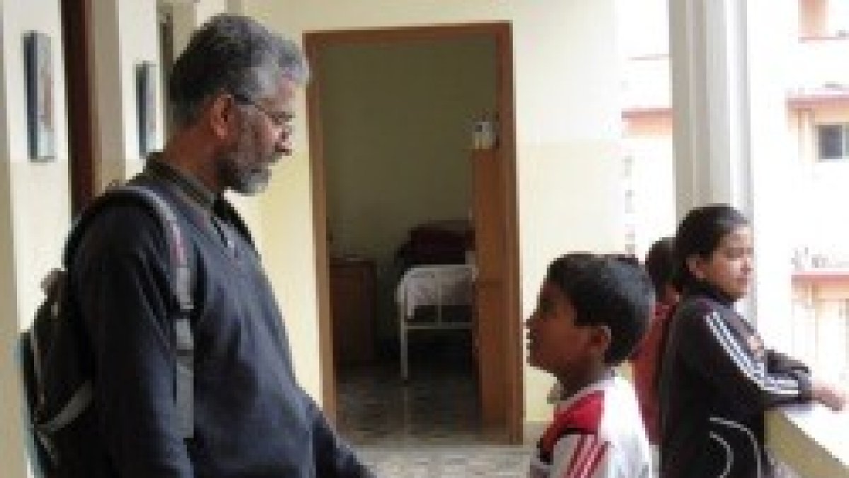 El padre jesuita Pius Perumana, director de Cáritas Nepal, en el centro de niños con Sida de Cáritas en Katmandú