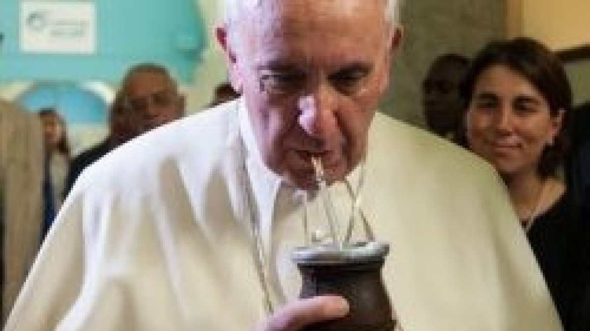 El Papa Francisco toma hierba mate en muchas recepciones y encuentros sociales con argentinos, uruguayos y paraguayos