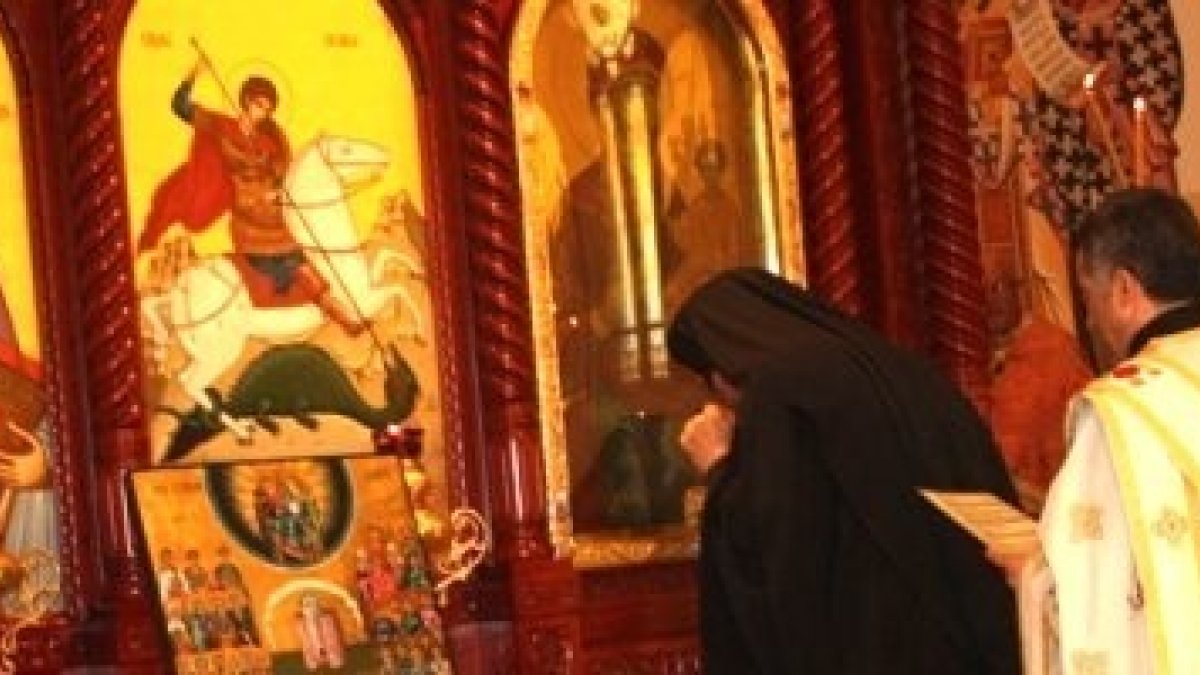 Oración ante el icono milagroso de la Virgen de Cicero, en el iconostasio de esta parroquia ortodoxa antioquena en Illinois