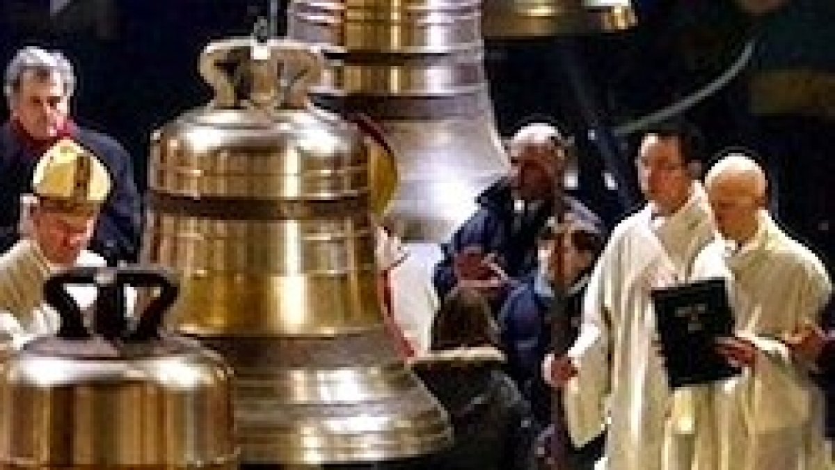 Bendición en 2013 de las nueve nuevas campanas de la catedral parisina de Notre Dame.