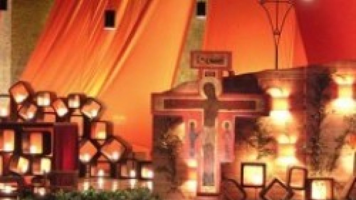 La oración de Taizé es cantada, repetitiva, con velas, iconos, contemplación y silencios