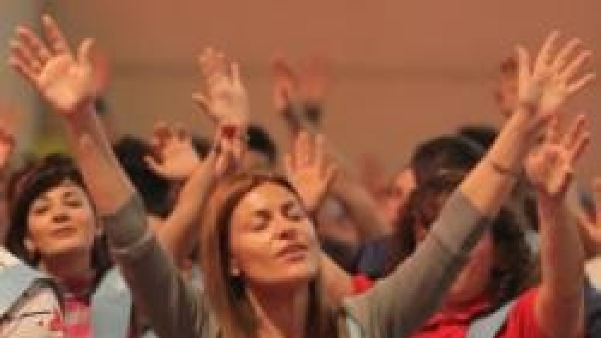 Las asambleas carismáticas son encuentros de oración y se ora con todo el cuerpo - manos alzadas, ojos cerrados...