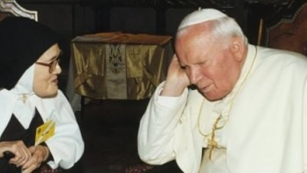 Sor Lucía con San Juan Pablo II, quien encargó al cardenal Caffarra crear un Instituto sobre Familia y Matrimonio donde se guarda la carta que él comenta