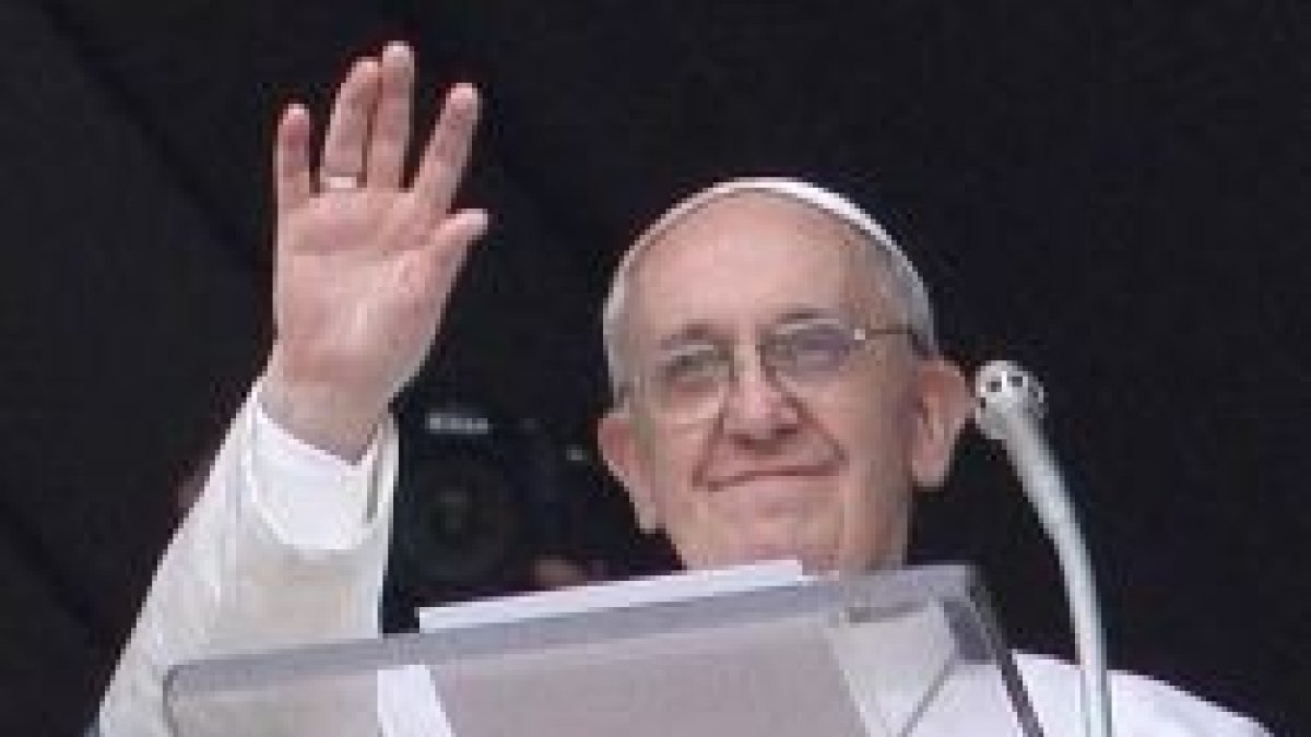 El Papa Francisco saluda a los fieles durante el rezo del Ángelus