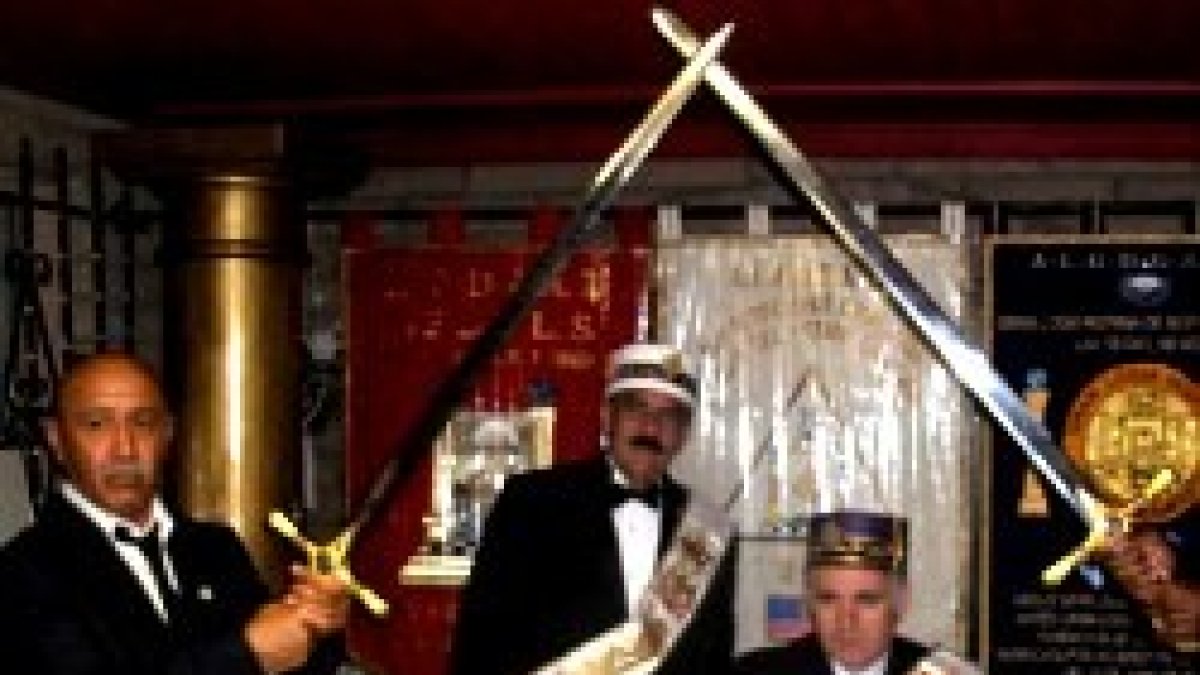 Ritual masónico con mandiles, manteles, espadas y sombreros... y, de fondo, la ideología laicista