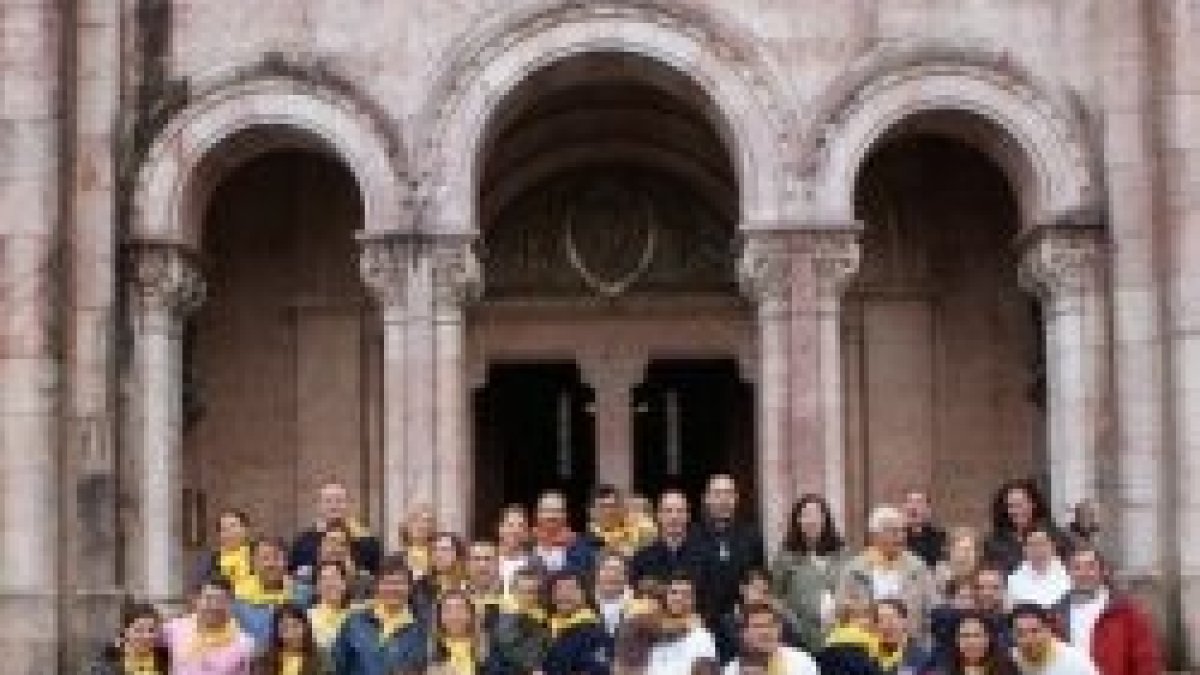 Las familias misioneras en Asturias con su distintivo pañuelo amarillo