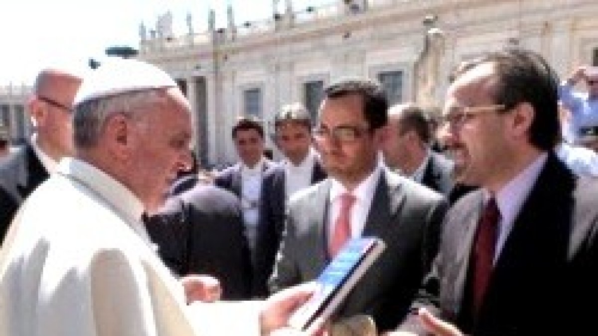 El vaticanista argentino Andrés Beltramo muestra al Papa Francisco uno de sus libros sobre actualidad vaticana