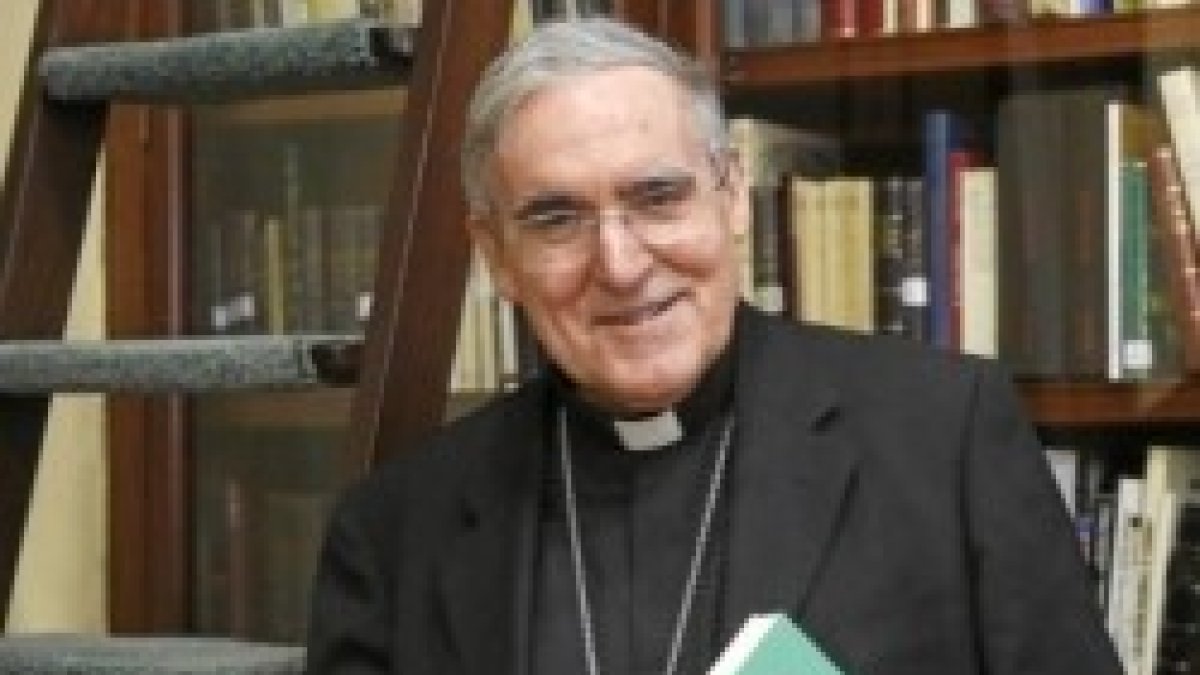 El cardenal Martínez Sistach con su libro sobre actas del congreso de pastoral en grandes ciudades