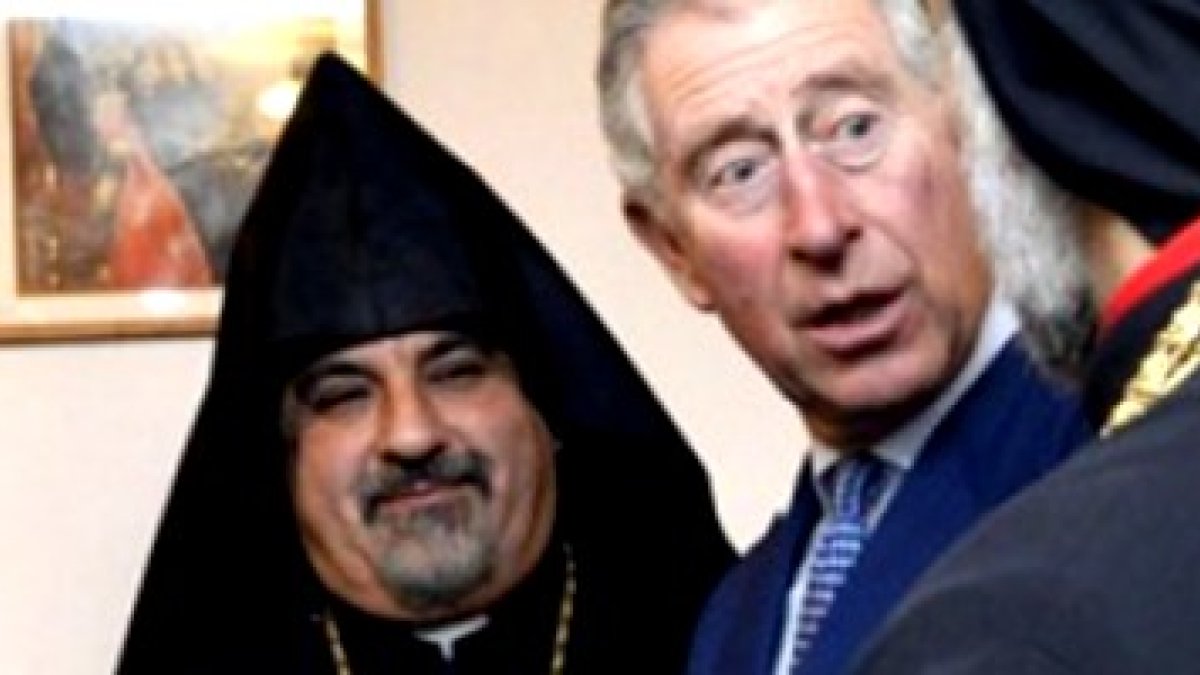 El príncipe Carlos de Inglaterra con clérigos coptos y armenios en la catedral copta de Londres