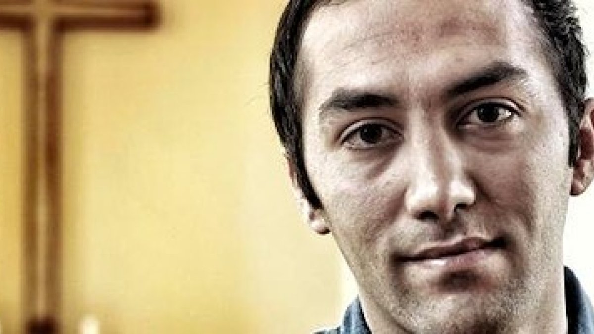 Reza Rahman tuvo que huir del centro de refugiados alemán donde se encontraba, amenazado por sus compañeros por ser cristiano.