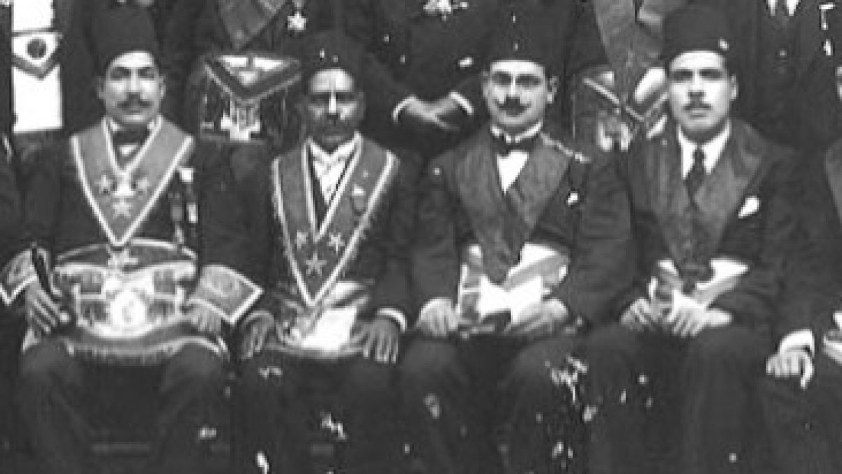 La base de los Jóvenes Turcos era la Logia de Salónica - esta foto de masones egipcios nacionalistas de 1891 en El Cairo, con mandiles e insignias, puede darnos una idea