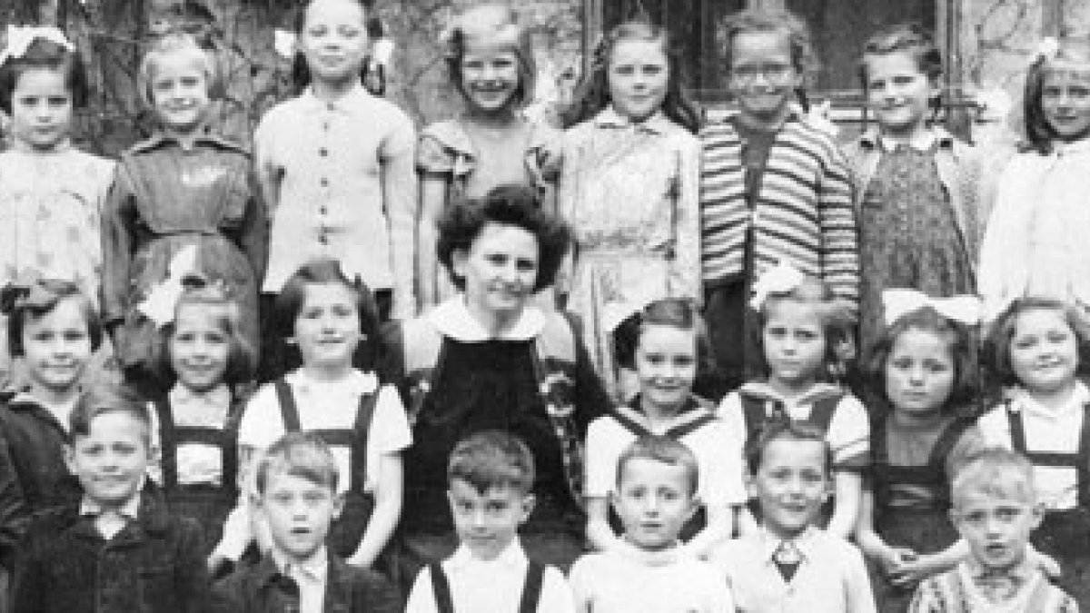 Niños y maestra de una escuela húngara en el curso 19551956... el episodio recogido por Winowska no especifica en qué ciudad o escuela sucedió