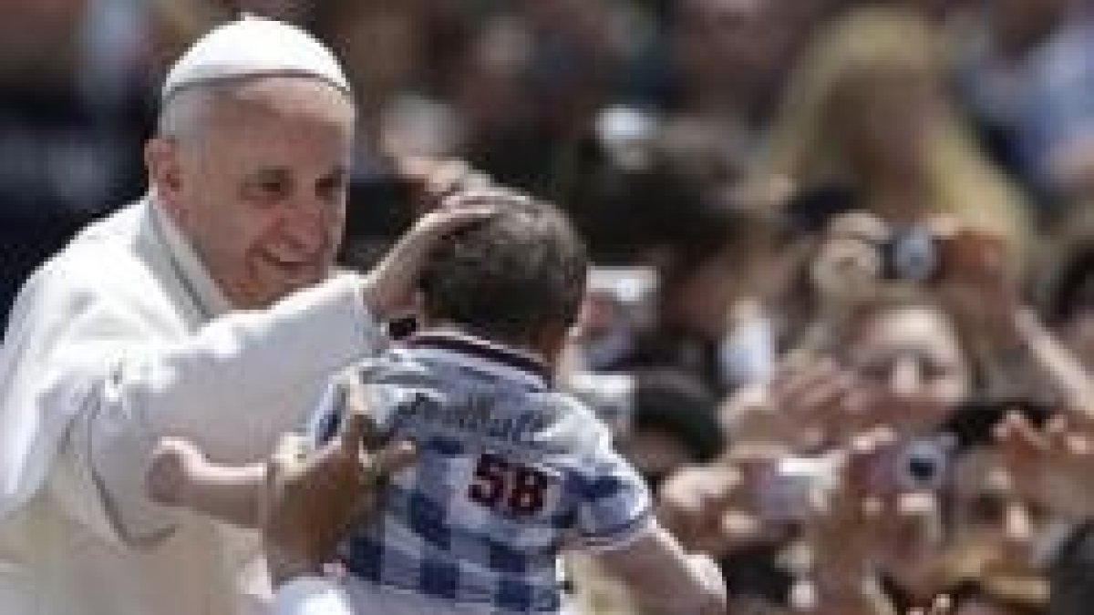 El Papa en sus audiencias de los miércoles bendice a numerosos niños