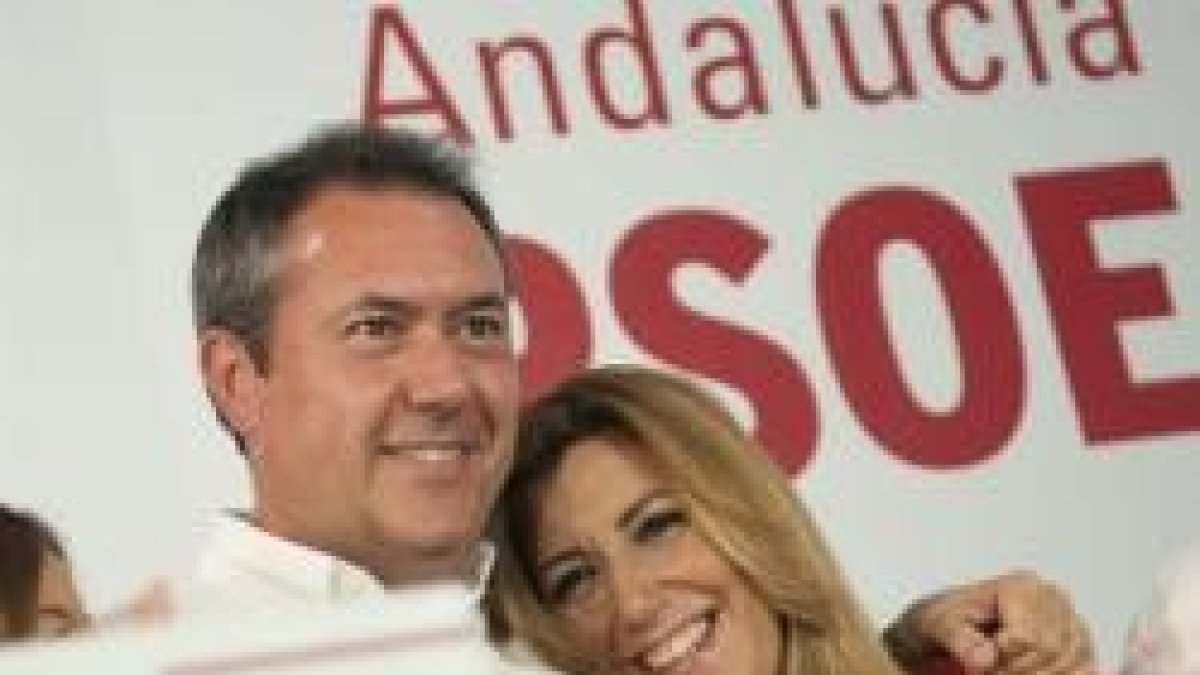 Juan Espadas, el nuevo alcalde socialista de Sevilla, con Susana Díaz, presidenta autonómica andaluza