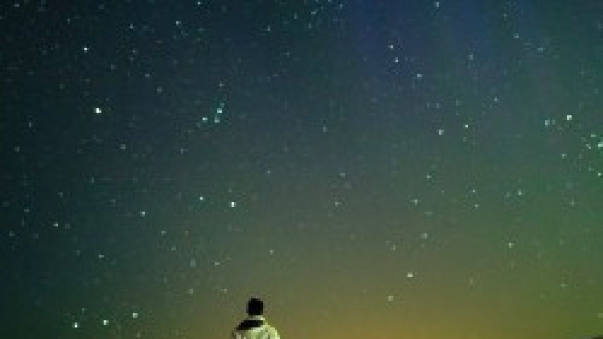 El hombre se maravilla ante el cielo y la Creación y se hace preguntas sobre el Creador y su mente