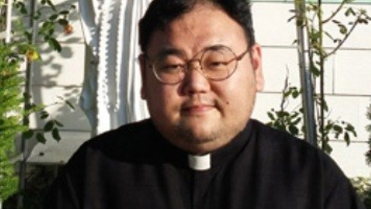 El padre Egberto Noh In-bin no es un adonis, pero tiene buena voz, buen ritmo y buenos arreglistas para su hip-hop