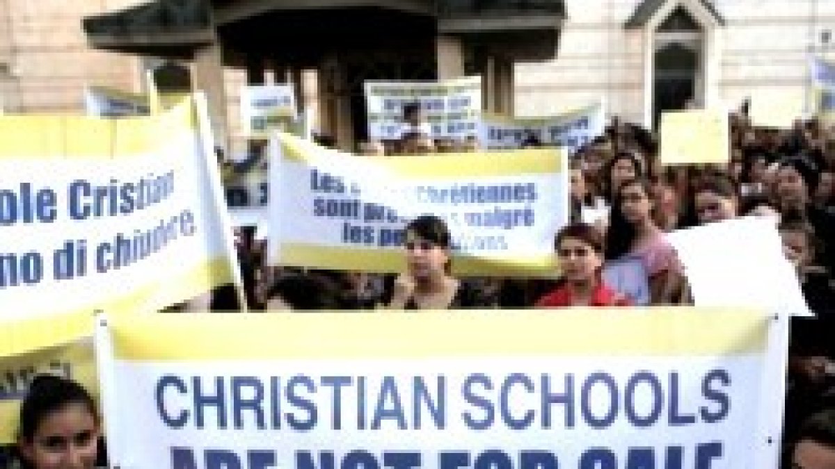 Manifestación y huelga en el inicio de curso en Nazaret, contra los graves recortes estatales a la escuela cristiana