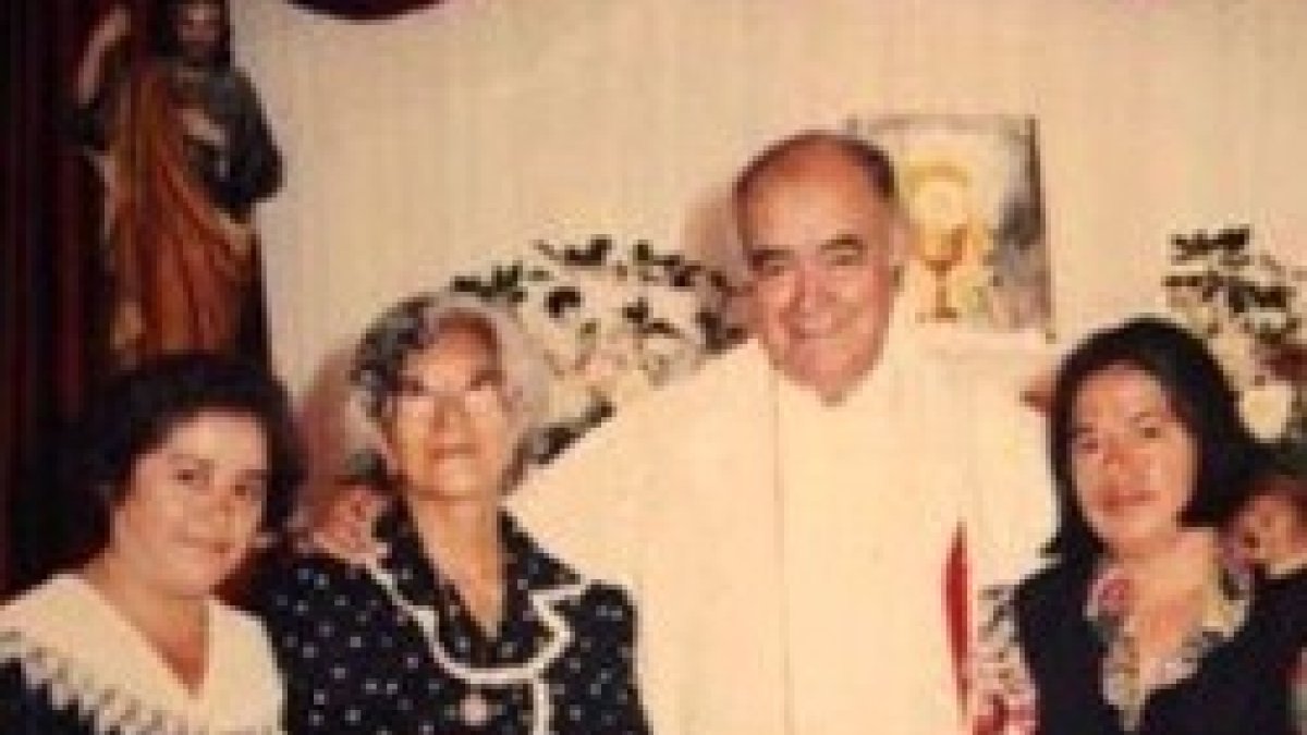 El padre Juan Manuel Martín del Campo avanza hacia los altares