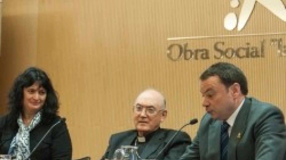 Peresutti, monseñor de Paula y el doctor J.M.Simón Castellví en la Jornada contra el tráfico de niños en Barcelona
