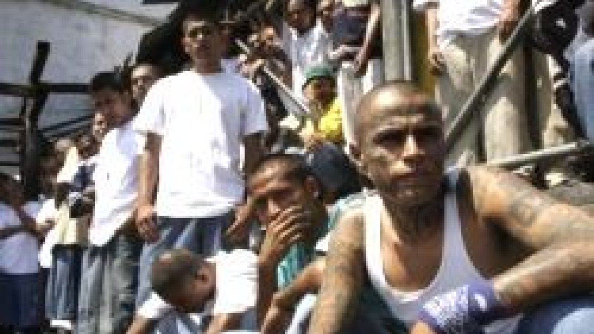 Las maras de El Salvador suman a miles de personas, con rituales y juramentos - es difícil salir de ellas