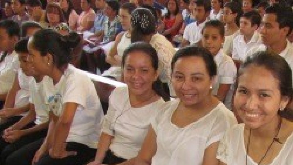 Jóvenes en una parroquia de San Pedro Sula, en Honduras - pese a los problemas, una iglesia joven y alegre