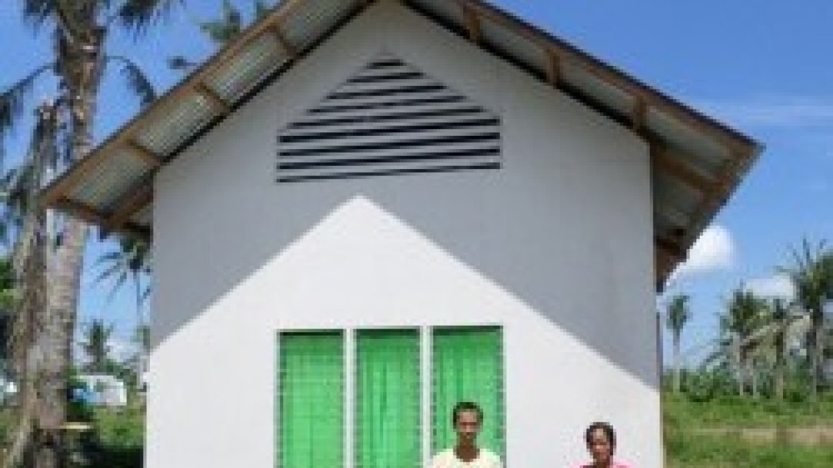 Una de las casas de la aldea que ha construido Cáritas con equipamientos para víctimas del Haiyán o Yolanda