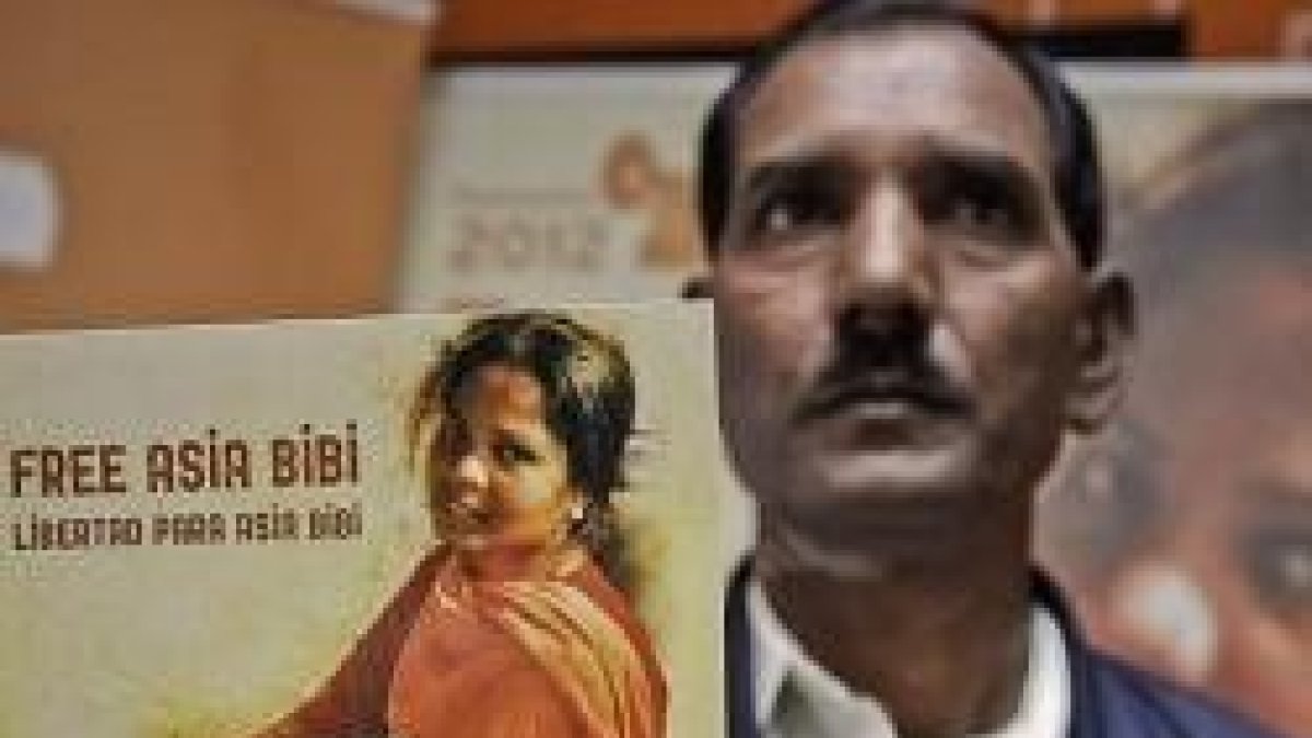 El marido de Asia Bibi con una postal que pide su liberación... ella lleva ya años en la cárcel en durísimas condiciones
