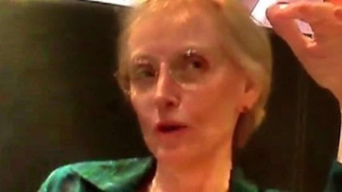 La abortera dice que el dinero no es lo que le interesa, pero tras pedir 75 y aceptar 100, aún dice que consultará a otros colegas a ver cuánto se cobra.