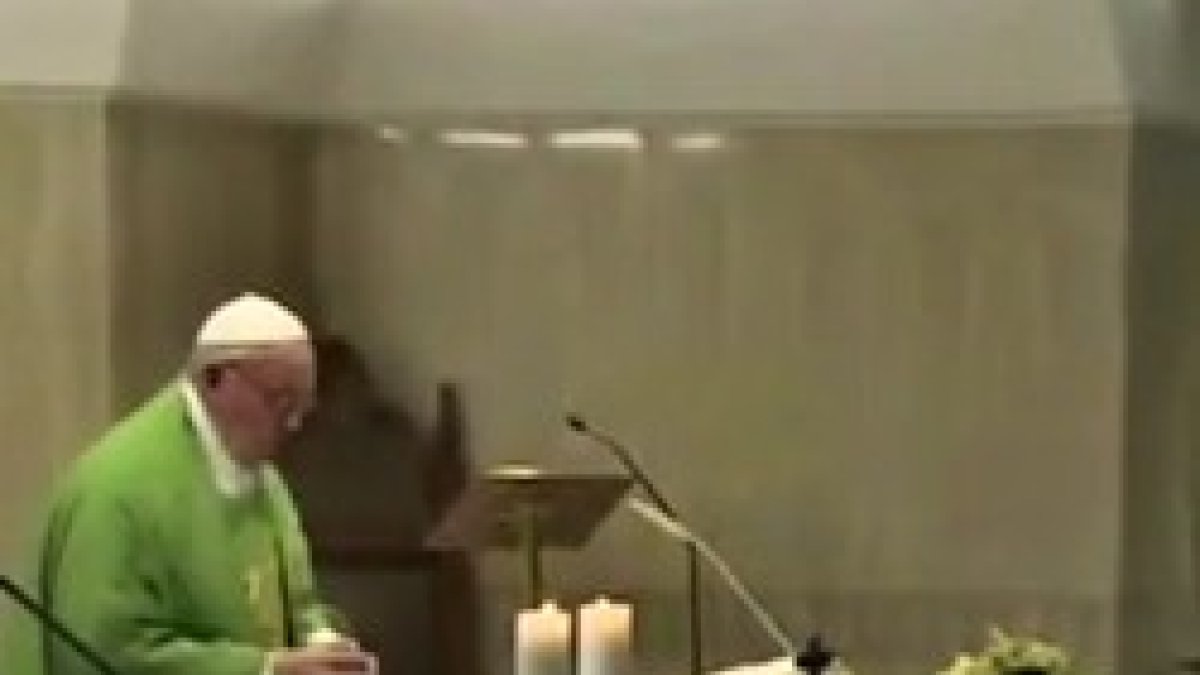 Quien chismorrea suele guardarse las espaldas, es terrorista pero no suicida, denunció el Papa.