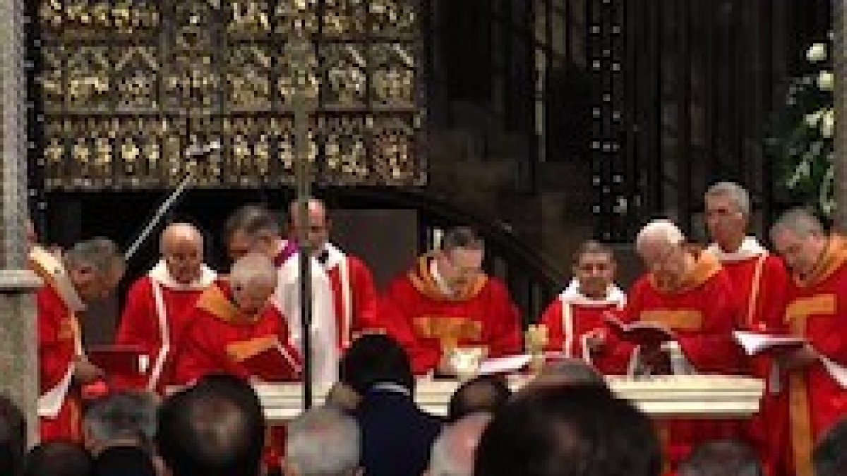 La catedral de Gerona se llenó para los actos de la beatificación, seguidos por cientos de personas fuera de ella.