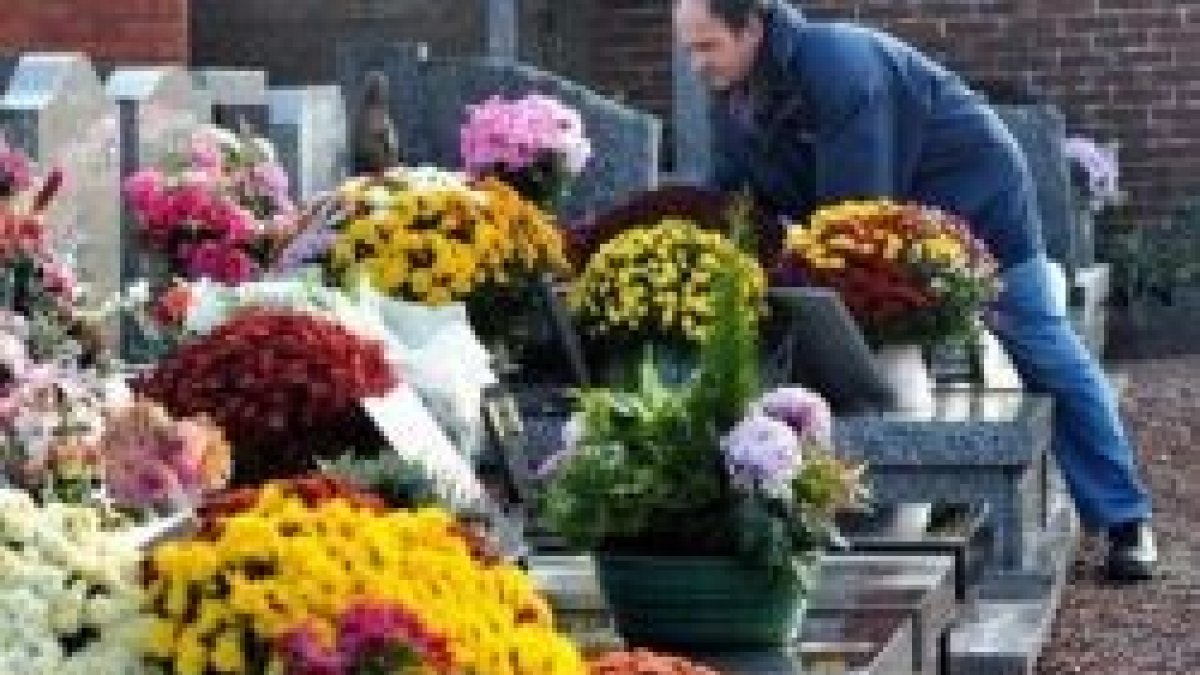 La religión católica, además de exigir dar honrosa sepultura, anima también a orar para que los difuntos vayan al Cielo