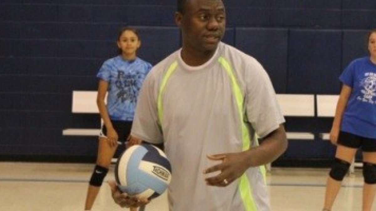 Este sacerdote ya era un gran jugador de voley desde su época estudiantil en el Congo... y le gusta entrenar grupos pequeños