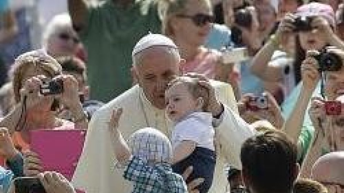 El Papa Francisco saluda a los peregrinos que acuden a las audiencias públicas en la Plaza de San Pedro los miércoles