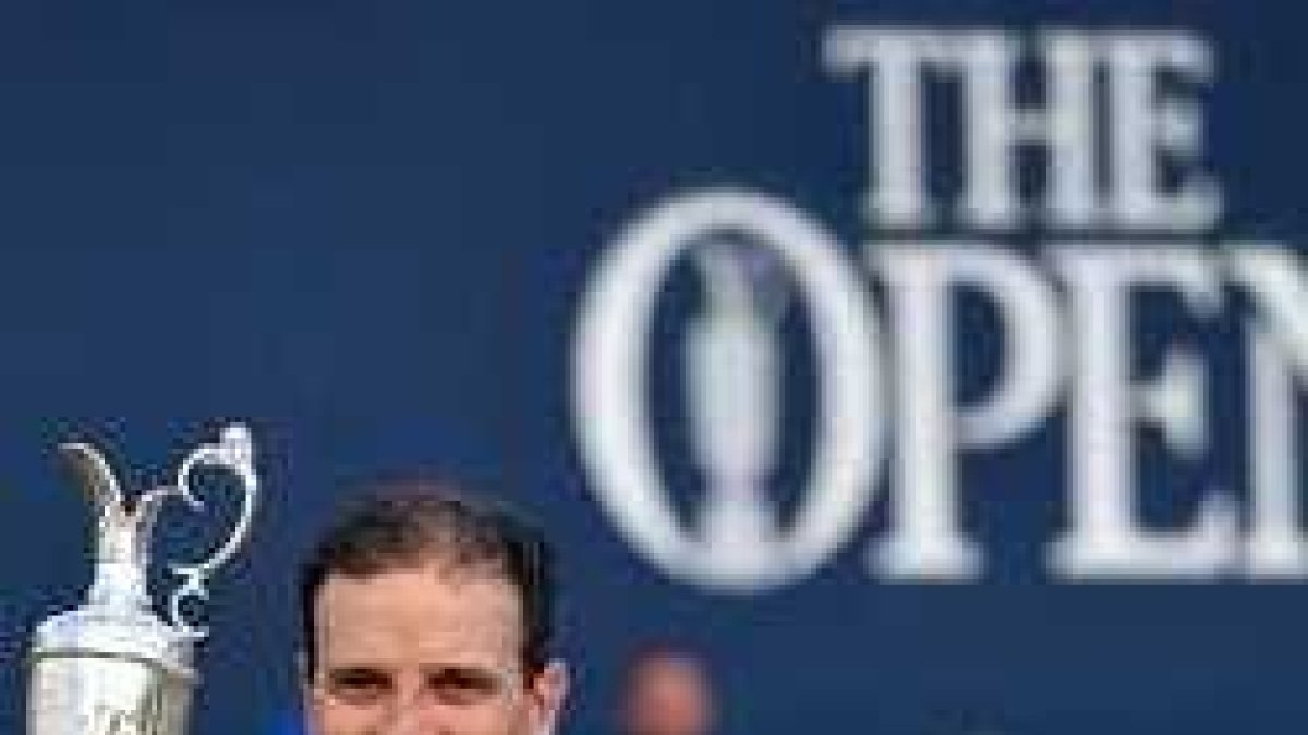 Zach Johnson con su trofeo del British Open de golf