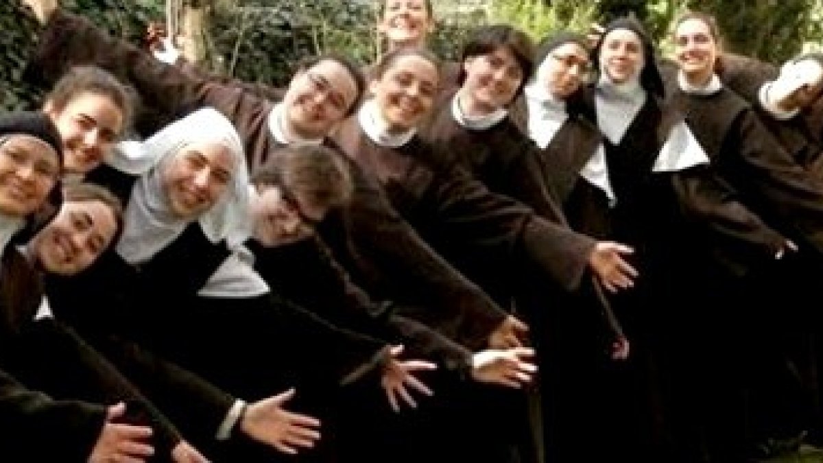 Una foto divertida con las novicias de las Carmelitas de Valladolid el mes de mayo de 2014