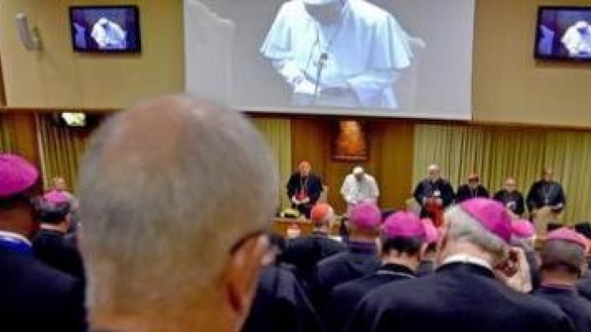 El Papa pide a los padres sinodales que se entreguen a la escucha orante del Espíritu Santo, y no a pactos ni negociaciones humanas
