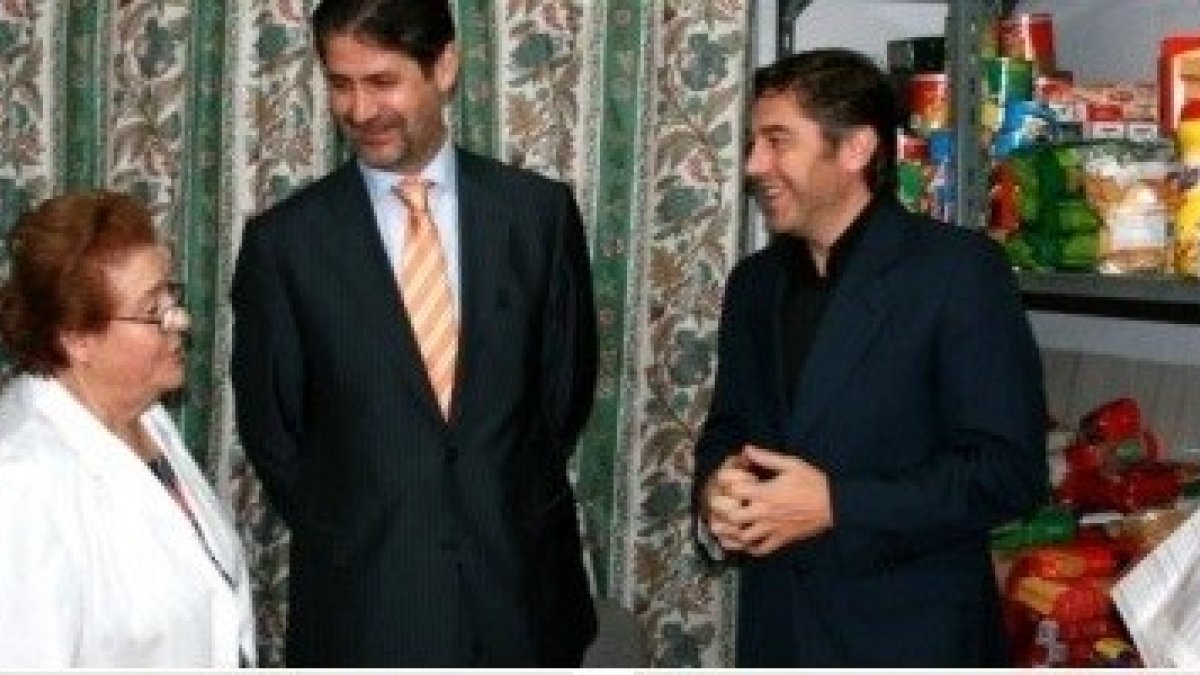 El padre Antonio Aurelio, de los trinitarios -a la derecha- en el almacén de Prolibertas, una entidad que colabora con la Orden