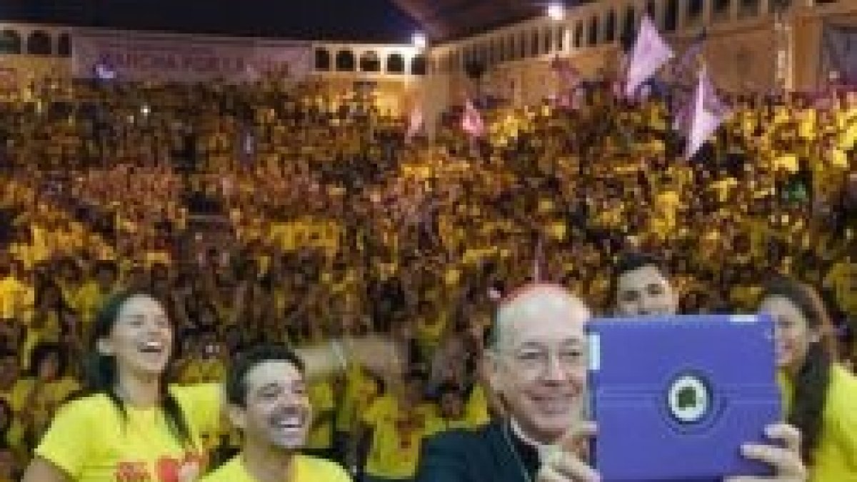 El cardenal Cipriani se hace un selfie con jóvenes católicos provida - el 30 por ciento de los católicos peruanos no han oído hablar del cardenal