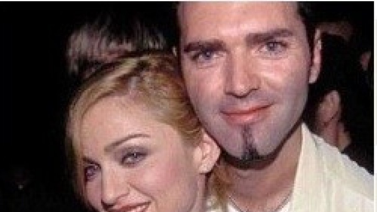 Christopher -aquí con su hermana Louise Veronica, alias Madonna - critica el linchamiento judicial a una cristiana por ser coherente con su fe