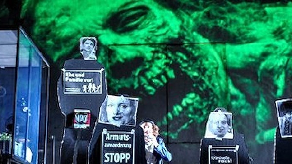 Un momento de la representación: los adversarios de la ideología de género son presentados como zombis nazis que merecen morir. Gabriele Kuby es la segunda por la derecha.