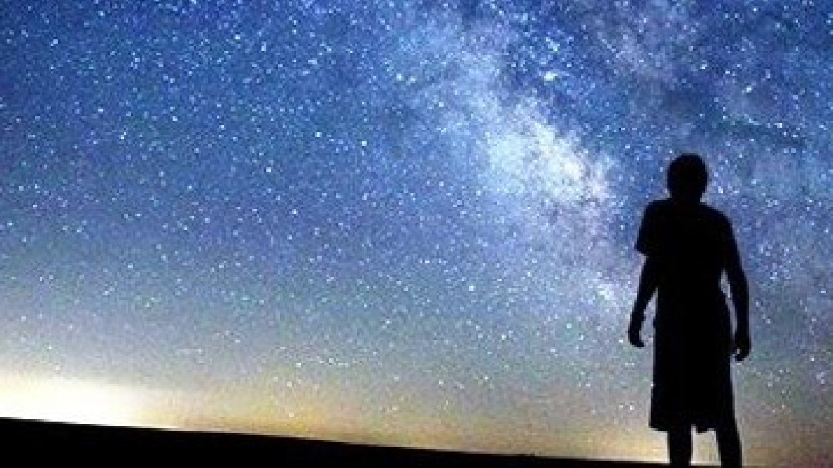 Sarah Salviander, una científica que encontró la fe observando el universo