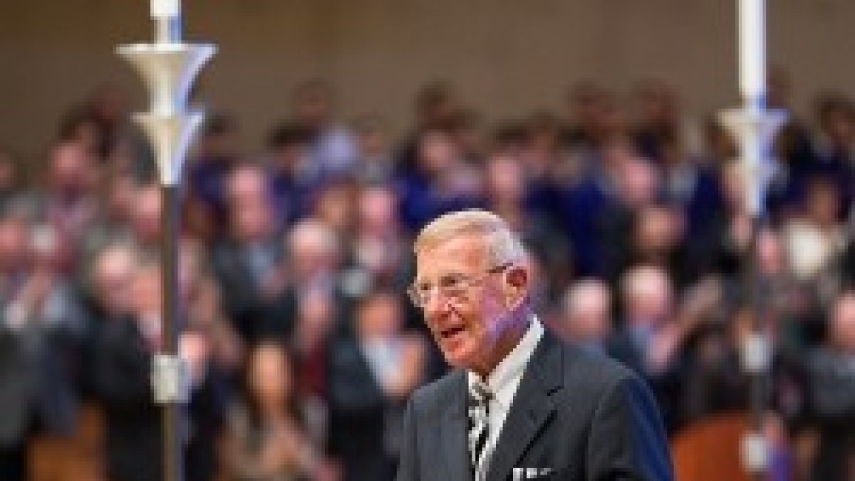 El entrenador Lou Holtz, del equipo de Notre Dame, fue el orador del Desayuno de Oración en Los Ángeles