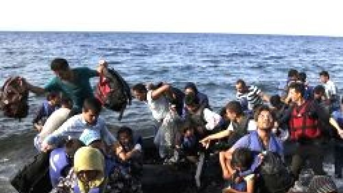 Refugiados de Oriente Medio entran en la Unión Europea desembarcando en la isla griega de Lesbos