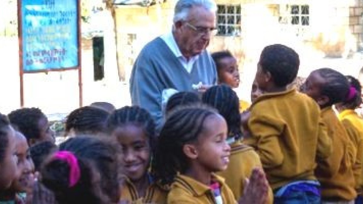 El padre Roca con los niños etíopes de las misiones salesianas, a los que ha dedicado casi 3 décadas